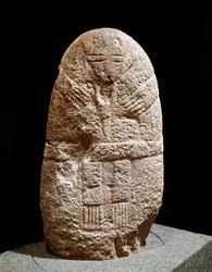 Preistoria: statuetta menhir. Età della pietra, neolitico. Saint Germain en Laye, Museo delle Antichità Nazionali