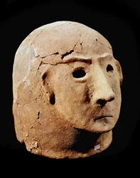 Preistoria: testa in terracotta dalla necropoli di Cancelli. Civiltà appenninica (o Età del bronzo italiana). 1400-1300 a.C. Perugia, Museo Archeologico Nazionale dell