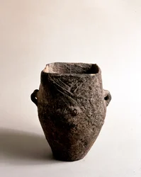 Preistoria: vaso in terracotta con apertura quadrata dell