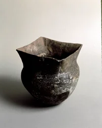 Preistoria: vaso in terracotta con apertura quadrata dell