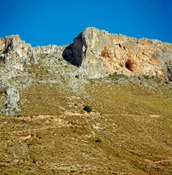 Preistoria: la cresta di Monte Palmeto con una grotta del periodo Paleolitico. Monte Palmeto, Palermo, Italia
