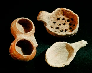 Preistoria: vari accessori per stoviglie (colino, vaso). Civiltà degli Appennini (o Età del Bronzo italiana). 1400-1300 a.C.