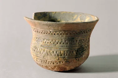 Preistoria: vaso a forma di campana. Neolitico