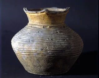 Vaso di terracotta del periodo Jomon (periodo della preistoria in Giappone). Roma, Museo Nazionale d