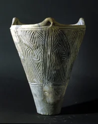 Vaso in terracotta del periodo Jōmon (periodo della preistoria del Giappone). Roma, Museo nazionale d