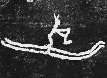 La più antica rappresentazione plastica dello sci: incisione rupestre a Roedoey Tjoetta nel nord della Norvegia, scoperta da Gostrom Cjessing nel 1933 e datata circa 4000 a.C.