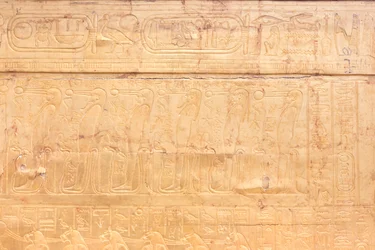 Il santuario dorato esterno della camera funeraria di Tutankhamon, Museo Egizio, Il Cairo, Egitto