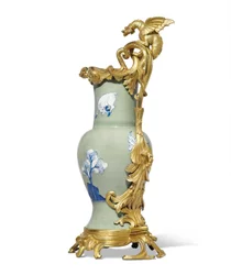 Uno di una coppia di brocche Luigi XV, porcellana 1662-1722, montature c.1745-49