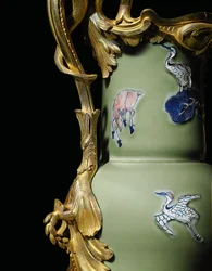 Uno di una coppia di brocche Luigi XV, porcellana 1662-1722, montature c.1745-49