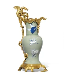 Una coppia di brocche Luigi XV, porcellana 1662-1722, montature c.1745-49