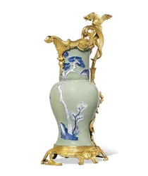 Una coppia di brocche Luigi XV, porcellana 1662-1722, montature c.1745-49