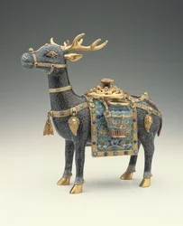 Una figura di un cervo (smalto cloisonné)