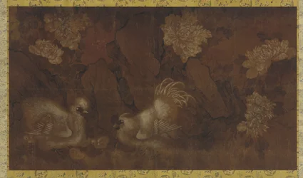 Gallo, gallina e pulcini presso arbusti di peonia