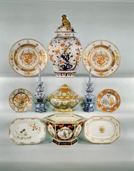 Vaso a balaustro Imari; Piatto armoriale Rose-verte, c.1724; Zuppiera e coperchio Famille rose; Due vasi di tulipani blu e bianchi; Piatto armoriale Famille Rose; Piatto Imari di Cornelius Prenk; Piatto oblungo Famille Rose; Giardiniera esagonale Famille R
