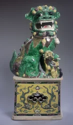 Grande leone buddhista Famille Verte con cucciolo, periodo Kangxi