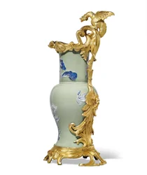 Uno di una coppia di brocche Luigi XV, porcellana 1662-1722, montature c.1745-49