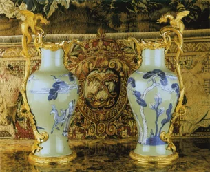 Coppia di brocche Luigi XV, porcellana 1662-1722, montature c.1745-49