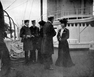 Un gruppo sullo yacht reale Victoria e Albert III a Copenaghen, Svezia, 1908
