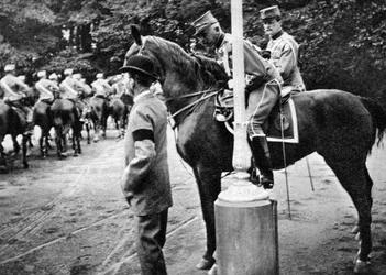 Re Cristiano IX con il colonnello Kjor degli Ussari danesi