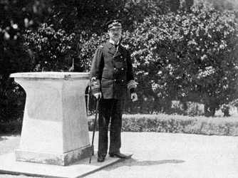 Re Giorgio I di Grecia 1845-1913 nel suo giardino ad Atene, 1908