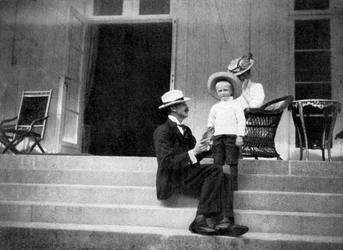 Il re Haakon VII di Norvegia, suo figlio Olav e la principessa Vittoria a Bygdøy, Norvegia, 1908