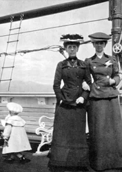 Principe Olav 1903-1991 con Lady Antrim e Miss Knollys, 1908