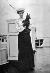 Principessa Vittoria 1868-1935 con Mac a bordo dello yacht reale Victoria e Albert III, 1908