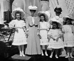 La madre, la sorella e i figli dello zar Nicola II di Russia, 1868-1918, 1908