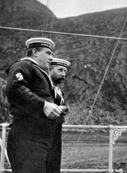 Due marinai sullo yacht reale al largo della costa della Norvegia, 1904-1908
