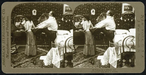 Carta stereoscopica che raffigura una donna che viene allacciata in un corsetto, pubblicata dalla American Stereoscopic Company