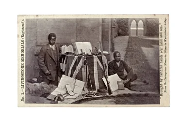 James Chuma e Abdullah Susi con artefatti di David Livingstone, Newstead Abbey, Inghilterra, giugno 1874