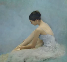 Ballerina che allaccia le scarpe da punta