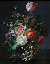 Fiori in un vaso di vetro con un tulipano