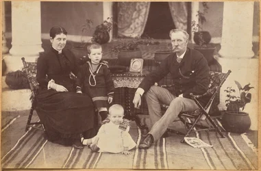 Colonnello Carpendale e famiglia, Neemuch (recto, in basso)