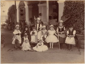 Gruppo di bambini in costume, Indore