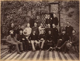 Studenti e insegnanti delle classi superiori alla Bishop Cotton School, Shimla (verso)