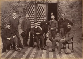 Preside e insegnanti della Bishop Cotton School, Shimla (recto)