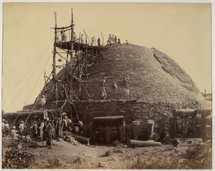 Stupa di Sanchi da sud-ovest durante le riparazioni
