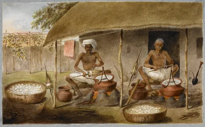 Due uomini seduti fuori da una capanna che estraggono la seta dai bozzoli e la avvolgono in fusi bollendo i bozzoli in acqua, c.1820