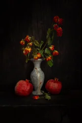 Rose appassite e melagrane