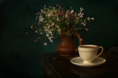 Caffè mattutino e fiori di campo