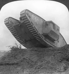 Un carro armato che sfonda il filo a Cambrai, Francia, Prima Guerra Mondiale