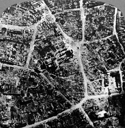 Veduta aerea delle rovine della città e della basilica di Albert, Francia, Prima Guerra Mondiale, 1914-1918