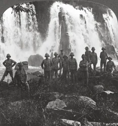 Truppe britanniche che si rinfrescano a una cascata, Africa, Prima Guerra Mondiale, c1914-c1918