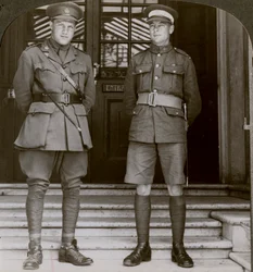 Capitano MacDougall, DSO, e Cadetto Mullin, due VC canadesi, Prima Guerra Mondiale, 1914-1918