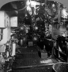 Quattro tubi lanciasiluri nel compartimento anteriore di un U-boat tedesco, Prima Guerra Mondiale, 1918
