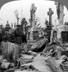 Tombe francesi distrutte dal fuoco delle granate tedesche, Francia, Prima Guerra Mondiale