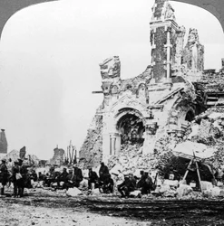 Prigionieri di guerra tedeschi accanto alle rovine della basilica di Albert, Francia, Prima Guerra Mondiale, 1914-1918