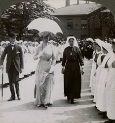 Sua Maestà che attraversa il picchetto d