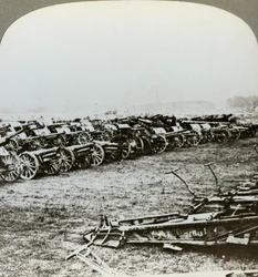 Centinaia di cannoni tedeschi catturati a Couralette, Francia, Battaglia della Somme, Prima Guerra Mondiale, 1916